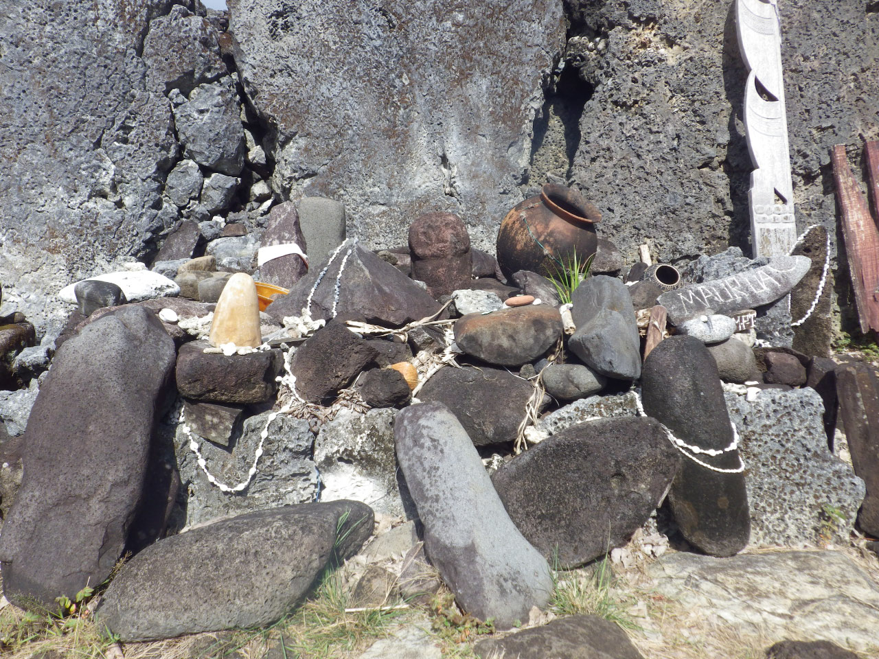 Exvoto et offrandes sur un site sacré du Marae de Taputapuatea (Raiatéa)